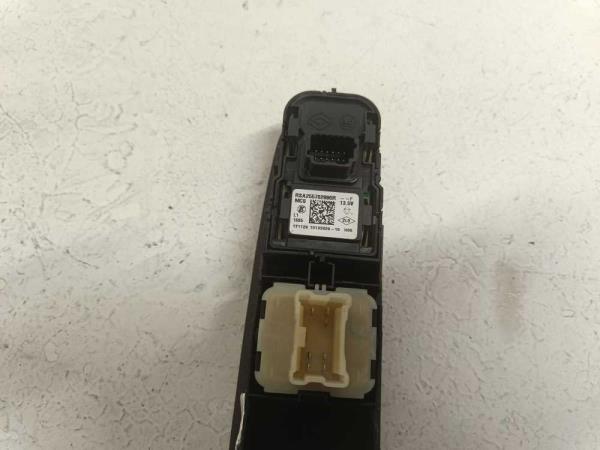 BOUTON LEVE VITRE RENAULT CLIO 4 2012-2020 - Vue 2